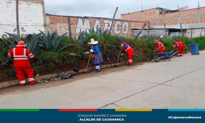 📌La gerencia de Desarrollo Ambiental y la subgerencia de Gestión Integral de Residuos Sólidos esta mañana realizó la limpieza y desarenado del Jr. Santa Rosa en el Barrio Nuevo Cajamarca.
✅El objetivo es mantener las calles limpias para otorgarle a los vecinos una comunidad digna, libre de basura. Por ello, es fundamental el apoyo de todos los ciudadanos para evitar que personas con malos hábitos ensucien las calles sin medir las consecuencias ambientales.