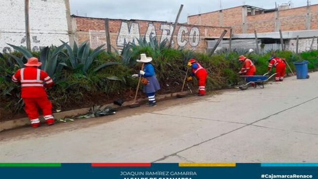 📌La gerencia de Desarrollo Ambiental y la subgerencia de Gestión Integral de Residuos Sólidos esta mañana realizó la limpieza y desarenado del Jr. Santa Rosa en el Barrio Nuevo Cajamarca.
✅El objetivo es mantener las calles limpias para otorgarle a los vecinos una comunidad digna, libre de basura. Por ello, es fundamental el apoyo de todos los ciudadanos para evitar que personas con malos hábitos ensucien las calles sin medir las consecuencias ambientales.