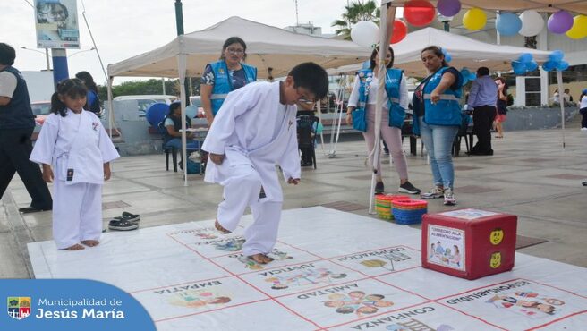 Se realizó la Feria Informativa sobre la Prevención de la Trata de Personas en la Plazuela del Conjunto Residencial San Felipe. En esta actividad se brindó a los vecinos información sobre este terrible delito así como los pasos a seguir para realizar una denuncia.