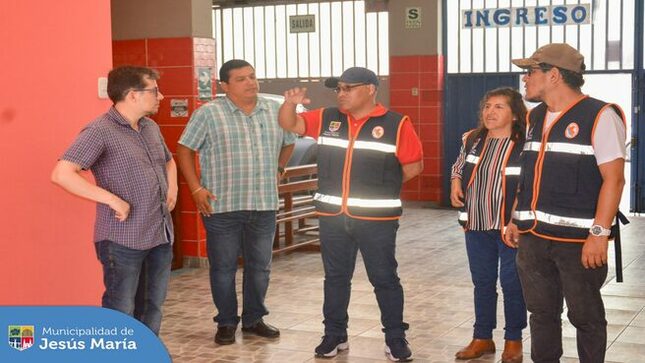 En el marco de la campaña 🏫 𝐂𝐨𝐥𝐞𝐠𝐢𝐨𝐬 𝐒𝐞𝐠𝐮𝐫𝐨𝐬 𝟐𝟎𝟐𝟒, la Municipalidad de Jesús María, a través de la Subgerencia de Gestión del Riesgo de Desastres ⛑️, continúa realizando inspecciones en todas las instituciones educativas del distrito con el fin de garantizar el cumplimiento de las medidas de prevención y seguridad 🦺para un buen inicio del año escolar. 📚