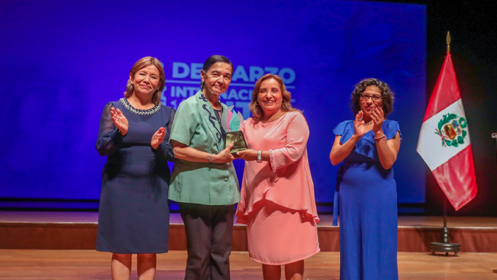 DÍA INTERNACIONAL DE LA MUJER: doctora Ruth Shady recibió reconocimiento del MIMP