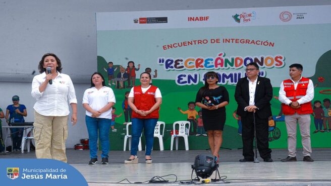 Se desarrolló el encuentro de Integración “Recreándonos en Familia” en el Campo de Marte, con la presencia de nuestro regidor William Mendiburo.
La actividad organizada por el Ministerio de la Mujer y Poblaciones Vulnerables del Perú, a través del #Inabif, congregó a más de 500 personas quienes disfrutaron de variados shows y los pequeños a su derecho a una recreación sana junto a sus seres queridos