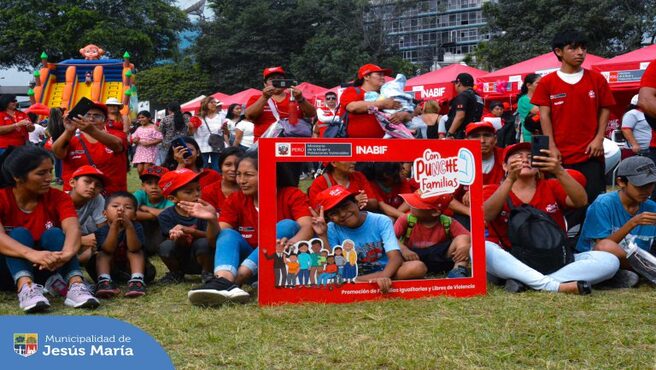 Se desarrolló el encuentro de Integración “Recreándonos en Familia”  en el Campo de Marte, con la presencia de nuestro regidor William Mendiburo.
La actividad organizada por el Ministerio de la Mujer y Poblaciones Vulnerables del Perú, a través del #Inabif, congregó a más de 500 personas quienes disfrutaron de variados shows y los pequeños a su derecho a una recreación sana junto a sus seres queridos