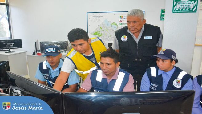 La Municipalidad de Jesús María, en colaboración con la Autoridad de Transporte Urbano, ha iniciado el proceso de capacitación para la implementación de la fiscalización electrónica en el distrito.
 Desde nuestra Central de Seguridad Integral, equipada con modernas cámaras de videovigilancia podremos identificar a los infractores de las normas de tránsito y transporte informal. 

¡Porque #JesúsMaríaSomosTodos y juntos construimos un distrito más seguro y ordenado!