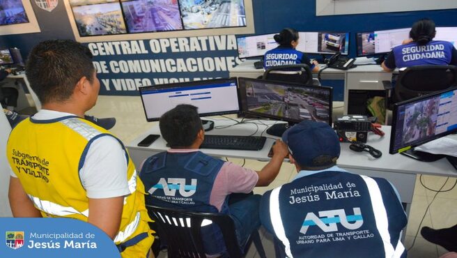 La Municipalidad de Jesús María, en colaboración con la Autoridad de Transporte Urbano, ha iniciado el proceso de capacitación para la implementación de la fiscalización electrónica en el distrito.
 Desde nuestra Central de Seguridad Integral, equipada con modernas cámaras de videovigilancia podremos identificar a los infractores de las normas de tránsito y transporte informal. 

¡Porque #JesúsMaríaSomosTodos y juntos construimos un distrito más seguro y ordenado!