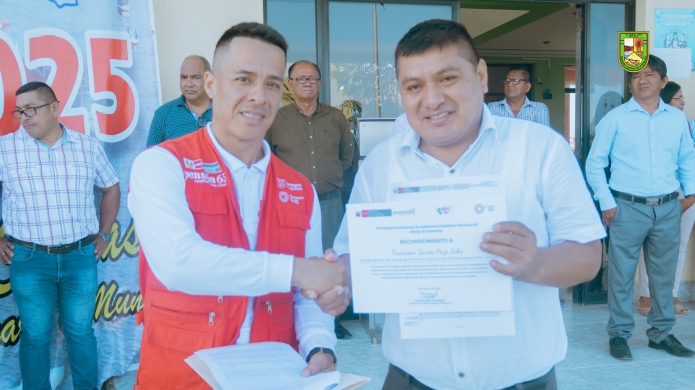 Foto Alcalde y equipo técnico reciben reconocimiento por el apoyo a los adultos mayores.