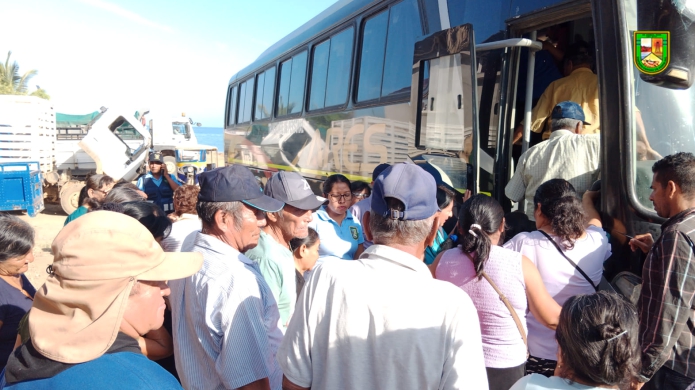 Foto Adultos mayores de Cancas son apoyados con movilidad para el cobro de su pensión