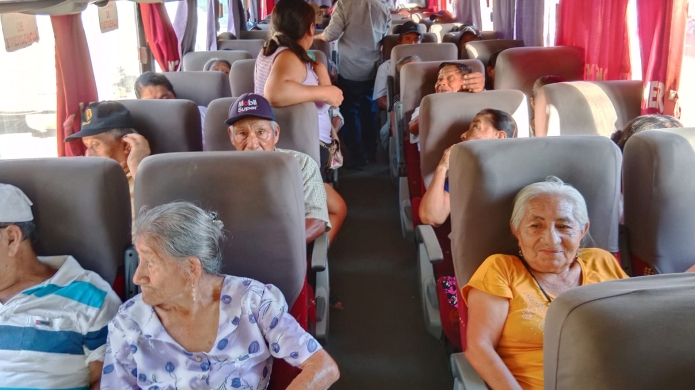 Foto Adultos mayores de Cancas son apoyados con movilidad para el cobro de su pensión