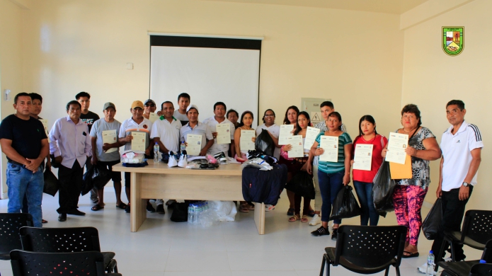 Foto Entregan certificados de curso MAM 010 para tramitar carnet de pescador