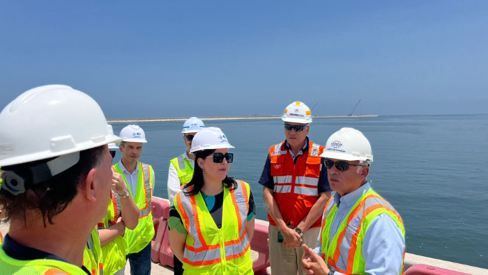 Fotografia de Simone Tebet em visita ao novo porto de Chancay.