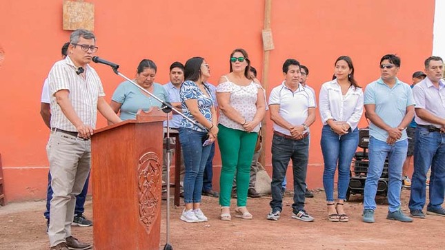 Alcalde coloca la primera piedra 