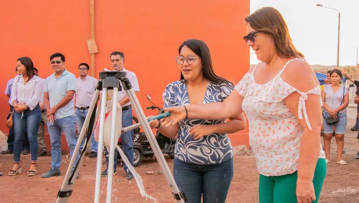Alcalde coloca la primera piedra