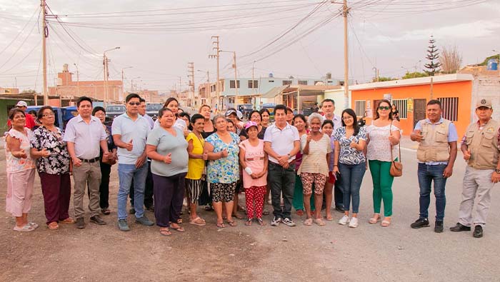 Alcalde coloca la primera piedra