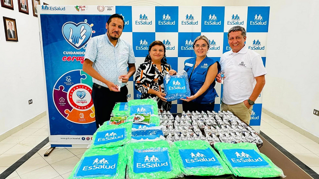 EsSalud La Libertad entrega material de prevención contra el dengue al Gobierno Regional de La Libertad