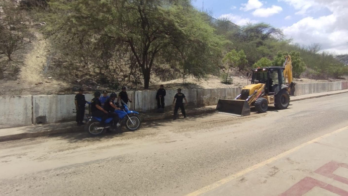 Personal municipal retiró una loma de arena en la pista del malecón