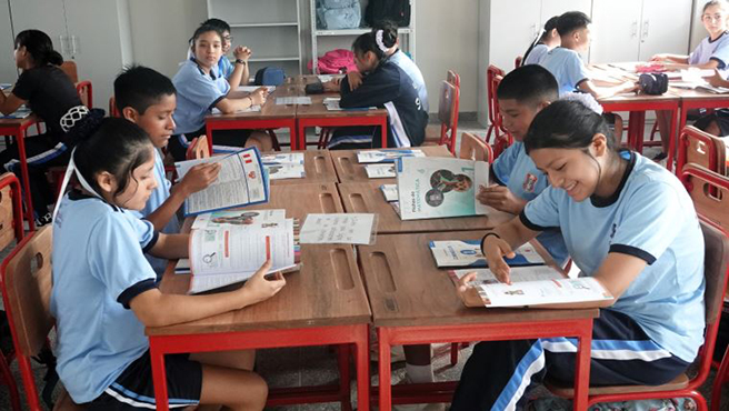 Adicionalmente, señala que la dotación incluye herramientas curriculares para los docentes.