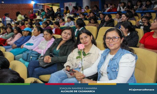 📌Las trabajadoras de la Municipalidad Provincial de Cajamarca, fueron homenajeadas a través de una ceremonia al conmemorarse el “Día Internacional de la Mujer”, actividad organizada por la Oficina General de Gestión de Recursos Humanos de la comuna local.
✅El primer regidor del Concejo Municipal Provincial de Cajamarca, Eduardo Quiroz Rojas, señaló que se trata de una fecha especial en el que se recuerda el valor, el esfuerzo y sacrificio de mujeres valientes y luchadoras. La Municipalidad Provincial de Cajamarca es uno de estos ejemplos de participación de la mujer que cuenta con mujeres es cargos importantes que contribuyen al desarrolo de nuestra provincia.
👨‍🏫Como parte central de esta ceremonia, se desarrolló la charla denominada “Empoderamiento de la Mujer en nuestra sociedad” a cargo de la abogada Betsy Aliaga Orderique, Fiscal Adjunta de la Tercera Fiscalía Provincial Penal Corporativa de Cajamarca, además de la entrega de presentes a las trabajadoras municipales a cargo de la Oficina de Gestión de Recursos Humanos.