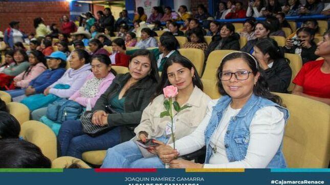 📌Las trabajadoras de la Municipalidad Provincial de Cajamarca, fueron homenajeadas a través de una ceremonia al conmemorarse el “Día Internacional de la Mujer”, actividad organizada por la Oficina General de Gestión de Recursos Humanos de la comuna local.
✅El primer regidor del Concejo Municipal Provincial de Cajamarca, Eduardo Quiroz Rojas, señaló que se trata de una fecha especial en el que se recuerda el valor, el esfuerzo y sacrificio de mujeres valientes y luchadoras. La Municipalidad Provincial de Cajamarca es uno de estos ejemplos de participación de la mujer que cuenta con mujeres es cargos importantes que contribuyen al desarrolo de nuestra provincia.
👨‍🏫Como parte central de esta ceremonia, se desarrolló la charla denominada “Empoderamiento de la Mujer en nuestra sociedad” a cargo de la abogada Betsy Aliaga Orderique, Fiscal Adjunta de la Tercera Fiscalía Provincial Penal Corporativa de Cajamarca, además de la entrega de presentes a las trabajadoras municipales a cargo de la Oficina de Gestión de Recursos Humanos.