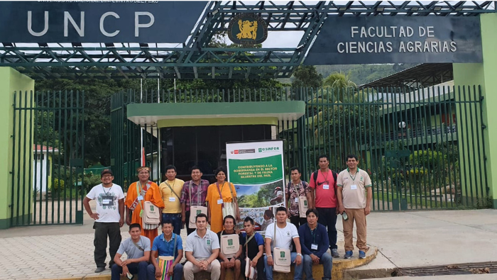 Foto grupal del taller de compensación de multas en Junín