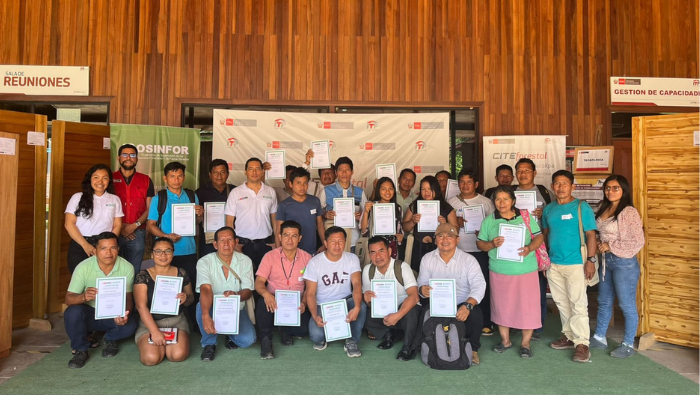 Foto grupal taller de compensación en Pucallpa