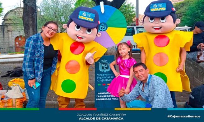 📌Con el uso de muñecos educativos y sorteo de regalos, la gerencia de Transportes y Seguridad Vial de la Municipalidad de Cajamarca, continúa con la campaña “Seguridad Vial es Tarea de Todos”, para mejorar el tránsito a fin que los ciudadanos tomen conciencia de la importancia de una cultura vial en la ciudad.
✅Estas campañas tienen como propósito de sensibilizar a la ciudadanía sobre la necesidad de practicar una cultura de seguridad vial como es de cruzar por las líneas peatonales y otras normas que se encuentran en el Reglamento Nacional de Tránsito y así contribuir en la reducción del número de víctimas por siniestros viales en Cajamarca.
Agradecemos a: Rondesa, Heladería Holanda, Casa Blanca y la panificadora Mary Luis por sumarse a esta iniciativa.