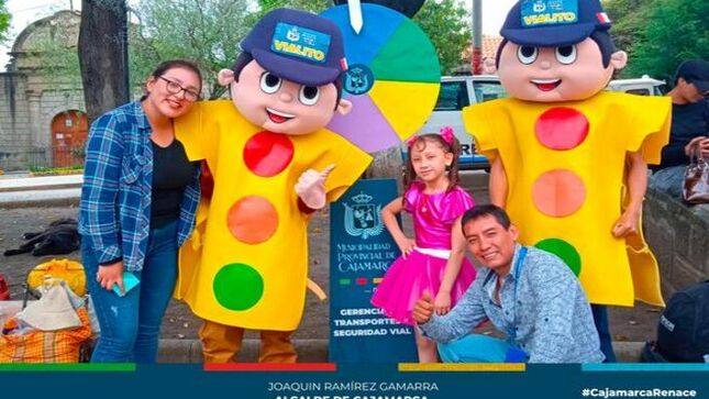 📌Con el uso de muñecos educativos y sorteo de regalos, la gerencia de Transportes y Seguridad Vial de la Municipalidad de Cajamarca, continúa con la campaña “Seguridad Vial es Tarea de Todos”, para mejorar el tránsito a fin que los ciudadanos tomen conciencia de la importancia de una cultura vial en la ciudad.
✅Estas campañas tienen como propósito de sensibilizar a la ciudadanía sobre la necesidad de practicar una cultura de seguridad vial como es de cruzar por las líneas peatonales y otras normas que se encuentran en el Reglamento Nacional de Tránsito y así contribuir en la reducción del número de víctimas por siniestros viales en Cajamarca.
Agradecemos a:  Rondesa, Heladería Holanda, Casa Blanca y la panificadora Mary Luis por sumarse a esta iniciativa. 