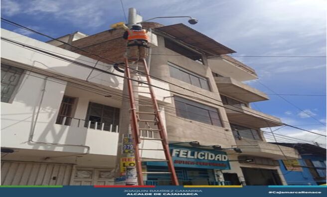 📌La gerencia de Seguridad Ciudadana continúa con la reparación y mantenimiento de las cámaras de la central de videovigilancia ubicadas entre la Av. Hoyos Rubio y Revilla Pérez, Jr. Guillermo Urrelo y Mario Urteaga, entre otras ubicaciones estratégicas, con la finalidad de mejorar la seguridad en nuestras calles e identificar un accionar delictivio y poder actuar de inmediato con nuestras unidades de Serenazgo.