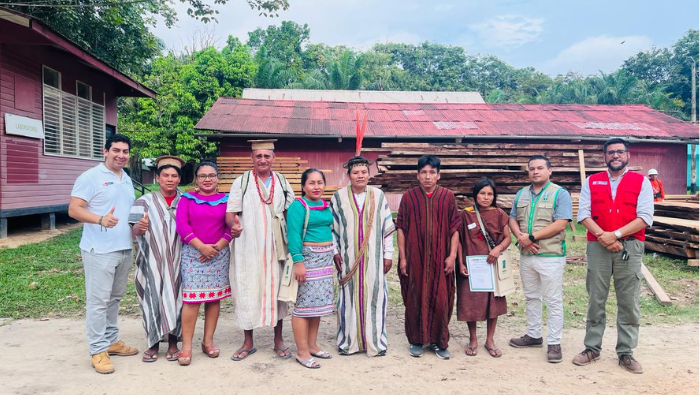 Taller en Pucallpa con la Mochila, foto grupal con líderes de comunidades