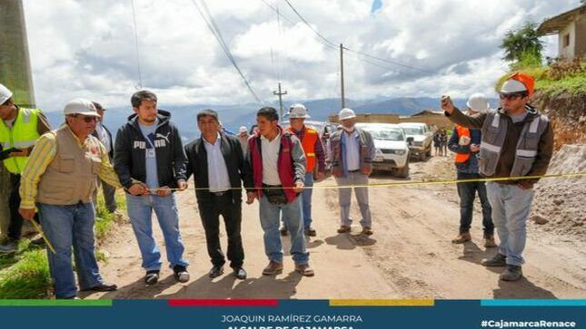 📌El Colegio de Ingenieros de Cajamarca, bajo la dirección del ingeniero Hugo Miranda, ha llevado a cabo una exhaustiva supervisión para asegurar el cumplimiento riguroso de las especificaciones técnicas en la construcción de una relevante infraestructura vial que viene ejecutando la Municipalidad Provincial de Cajamarca. Esta obra, que ha comenzado su ejecución, beneficiará a miles de cajamarquinos al garantizar una calzada de 𝒎𝒂́𝒔 𝒅𝒆 6 𝒎𝒆𝒕𝒓𝒐𝒔 𝒅𝒆 𝒂𝒏𝒄𝒉𝒐.
✅🛣La importancia de esta nueva carretera, que conecta Cajamarca con Cumbe Mayo, Chetilla y Chonta Baja, no solo radica en su impacto en la movilidad, sino también en su potencial para impulsar el turismo en la provincia. Mejorar el acceso a estos destinos no solo facilitará la visita de turistas, sino que también mejorará significativamente la calidad de vida de los residentes locales.