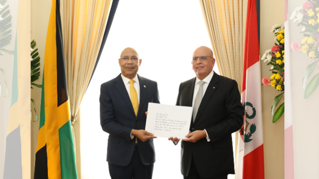 Embajador López Chávarri presenta cartas credenciales ante el gobernador general de Jamaica