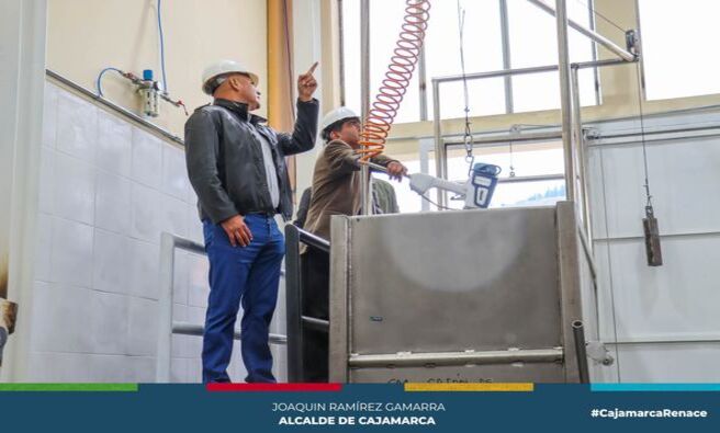 📌El alcalde provincial Joaquin Ramírez Gamarra, ha supervisado la completa modernización del sistema del nuevo camal municipal, asegurando una operatividad eficiente y segura. Además, se han levantado observaciones por parte del SENASA, teniendo en cuenta que todo el sistema era completamente obsoleto y no tenía funcionalidad para el sacrificio y procesamiento de animales. 
🤝Con una inversión significativa y la participación de especialistas en la adecuación e implementación, el nuevo camal municipal de Cajamarca ahora cuenta con maquinaria de alta gama, garantizando un proceso de sacrificio de animales óptimo y libre de contaminación ambiental. Esta iniciativa se alinea con el compromiso de la Municipalidad de Cajamarca de promover prácticas sostenibles y responsables con el medio ambiente.
🐮El nuevo camal municipal ha sido diseñado para procesar hasta 200 reses diarias, convirtiéndolo en un referente nacional en la industria cárnica. En los próximos días, se iniciará una marcha blanca para poner a prueba el funcionamiento del camal, con el objetivo de asegurar su eficacia y cumplimiento de los estándares establecidos.
👉La primera autoridad edil, destaca el impacto positivo que esta obra tendrá en la economía local y en la calidad de vida de los cajamarquinos. "Estamos comprometidos en brindar las mejores condiciones para nuestros trabajadores y productores, así como en garantizar la seguridad alimentaria de nuestra comunidad. Este nuevo camal municipal es un paso importante hacia ese objetivo", afirmó el Alcalde.