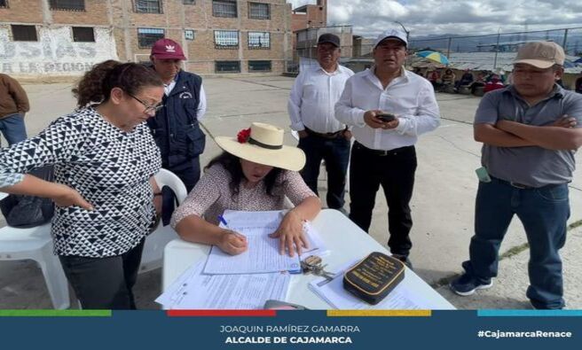 📌La gerencia de Desarrollo Ambiental a través de la subgerencia de Saneamiento Básico, realizó la asistencia técnica a la JASS Urubamba respecto a los Instrumentos de Gestión en Saneamiento para el equipo de apoyo en Saneamiento de dicho sector.
💧El Área Técnica Municipal (ATM), se reunió con el presiente vecinal, presidente de rondas y usuarios de la JASS a fin de recibir de primera mano el apoyo técnico en la validación del comité electoral.
🤝Tener actualizados los instrumentos de gestión permiten la correcta toma de decisiones y el beneficio de la población cajamarquina.