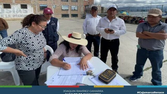 📌La gerencia de Desarrollo Ambiental a través de la subgerencia de Saneamiento Básico, realizó la asistencia técnica a la JASS Urubamba respecto a los Instrumentos de Gestión en Saneamiento para el equipo de apoyo en Saneamiento de dicho sector.
💧El Área Técnica Municipal (ATM), se reunió con el presiente vecinal, presidente de rondas y usuarios de la JASS a fin de recibir de primera mano el apoyo técnico en la validación del comité electoral. 
🤝Tener actualizados los instrumentos de gestión permiten la correcta toma de decisiones y el beneficio de la población cajamarquina.