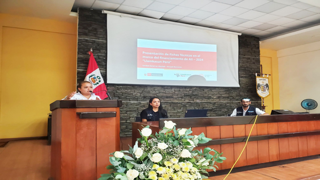 El Alcalde Abog. Juan Castañeda participó de la ponencia realizada en el auditorio municipal.