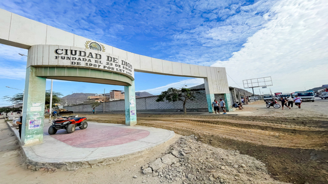 Un esfuerzo continuo por mejorar nuestro distrito, se llevaron a cabo trabajos de limpieza y nivelación con maquinaria pesada en el ingreso.