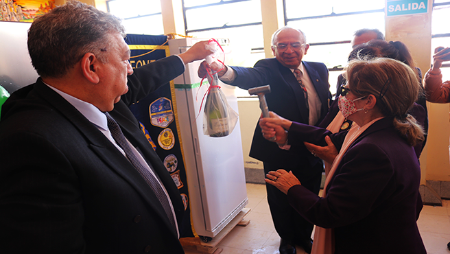 En el Hospital Regional, el Gobierno Regional Cusco mediante la Gerencia Regional de Salud (Geresa) y el Club de Leones del Cusco, demuestran ser socios estratégicos para reforzar la atención de pacientes neonatales. En ese contexto, el nosocomio cusqueño recibió en calidad de donación 2 congeladoras clínicas que ayudarán a continuar salvando vidas de los recién nacidos prematuros y delicados de la región cusqueña.