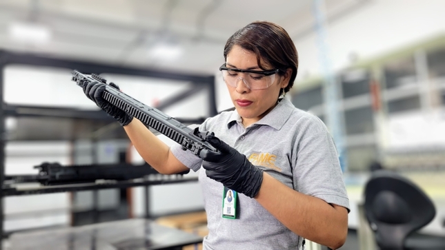 Personal femenino realiza el control de calidad de las piezas ensambladas del fusil