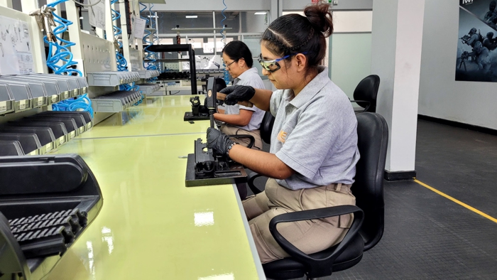 Un equipo de mujeres lleva a cabo la tarea de ensamblaje del receptor superior del fusil