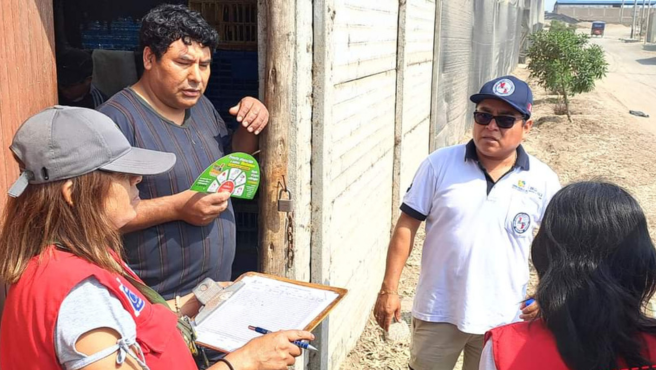 Brigadas de salud inspeccionan casa por casa para evitar el dengue.