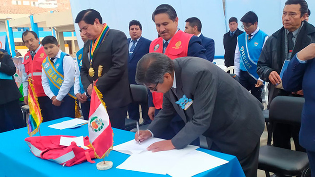 Presidente de la Comisión Organizadora, Victor Ayma Giraldo realizando la firma correspondiente. 