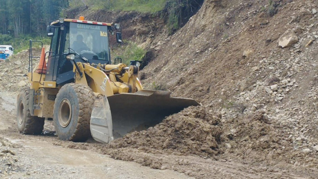 Maquinaria pesada viene realizando el despeje y limpieza de 2 km