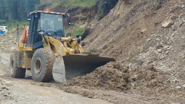 Maquinaria pesada viene realizando el despeje y limpieza de 2 km