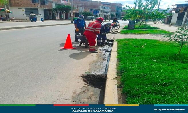 📌La gerencia de Desarrollo Ambiental mediante la subgerencia de Gestión Integral de Residuos Sólidos, realizó la limpieza y desarenado de cunetas de la Av, Hoyos Rubio, desde la plazuela las máscaras hasta el Grifo las Torrecitas.
👉Esta actividad tiene como propósito evitar posibles obstrucciones e inundaciones.