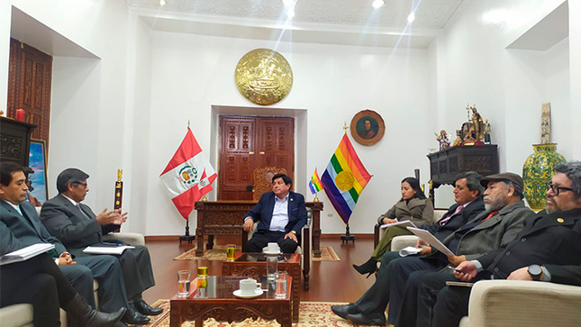 Autoridades de la UNADQTC y de la Municipalidad del Cusco reunidos en las instalaciones de la alcaldía.