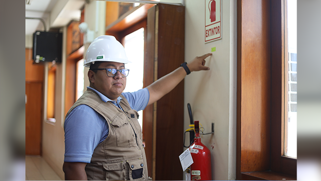 Un paso importante hacia la prevención: Evaluadores realizan estudio de riesgos en la corte