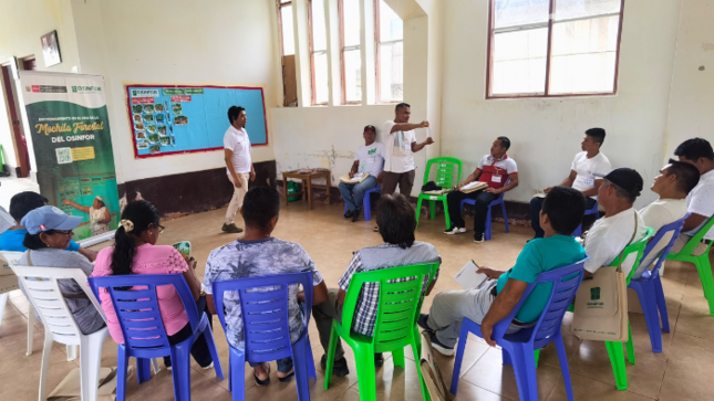 Taller con Mochila en Alto Nanay - demostración con franelógrafo