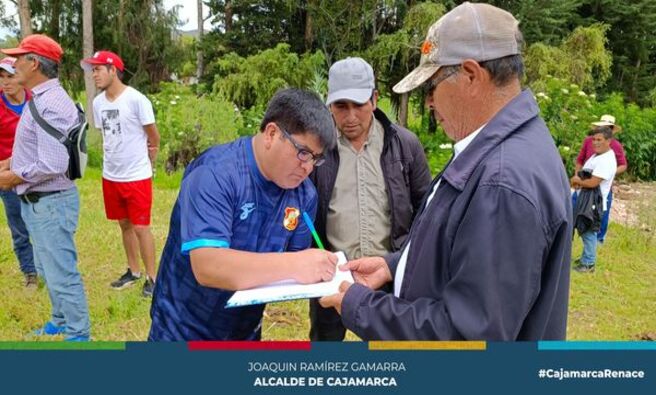 📌La Municipalidad Provincial de Cajamarca, la Autoridad Nacional de Agua (ANA) y representantes del caserío de Bella Unión se han reunido para rectificar los puntos de la faja marginal en el río Mashcón y colocar correctamente lo hitos, acto que permitirá la construcción de la nueva vía de evitamiento.
🤝En esta reunión destacó la participación activa de técnicos y líderes comunitarios, llegando a acuerdos cruciales para el avance de este importante proyecto. Uno de los puntos principales fue la rectificación de las medidas del ancho de la faja marginal del río Mashcón, con el objetivo de facilitar la ejecución de la vía de evitamiento.
👉La nueva vía de evitamiento es uno de los proyectos prioritarios de la gestión municipal liderada por el alcalde Joaquin Ramírez Gamarra. Con el objetivo de garantizar su éxito y beneficio para la comunidad, se mantiene una coordinación constante con todas las partes involucradas. La Municipalidad Provincial reafirma su compromiso con el bienestar de sus ciudadanos y continuará trabajando de la mano con la comunidad para hacer realidad este importante proyecto vial.