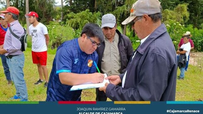 📌La Municipalidad Provincial de Cajamarca, la Autoridad Nacional de Agua (ANA) y representantes del caserío de Bella Unión se han reunido para rectificar los puntos de la faja marginal en el río Mashcón y colocar correctamente lo hitos, acto que permitirá la construcción de la nueva vía de evitamiento.
🤝En esta reunión destacó la participación activa de técnicos y líderes comunitarios, llegando a acuerdos cruciales para el avance de este importante proyecto. Uno de los puntos principales fue la rectificación de las medidas del ancho de la faja marginal del río Mashcón, con el objetivo de facilitar la ejecución de la vía de evitamiento.
👉La nueva vía de evitamiento es uno de los proyectos prioritarios de la gestión municipal liderada por el alcalde Joaquin Ramírez Gamarra. Con el objetivo de garantizar su éxito y beneficio para la comunidad, se mantiene una coordinación constante con todas las partes involucradas.  La Municipalidad Provincial reafirma su compromiso con el bienestar de sus ciudadanos y continuará trabajando de la mano con la comunidad para hacer realidad este importante proyecto vial.