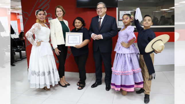Consulado General del Perú en Santiago reconoce contribución de connacional la comunidad peruana 