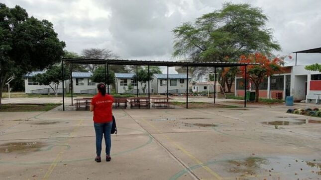 La Contraloría General informó que en la región Piura el 50% de las instituciones educativas públicas (IIEE) visitadas durante el Operativo Nacional “Buen inicio del Año Escolar 2024” no cuenta con protección solar en patios y losas deportivas, lo cual constituye un riesgo para la salud de los estudiantes ante el incremento de la radiación ultravioleta y las altas temperaturas. 
